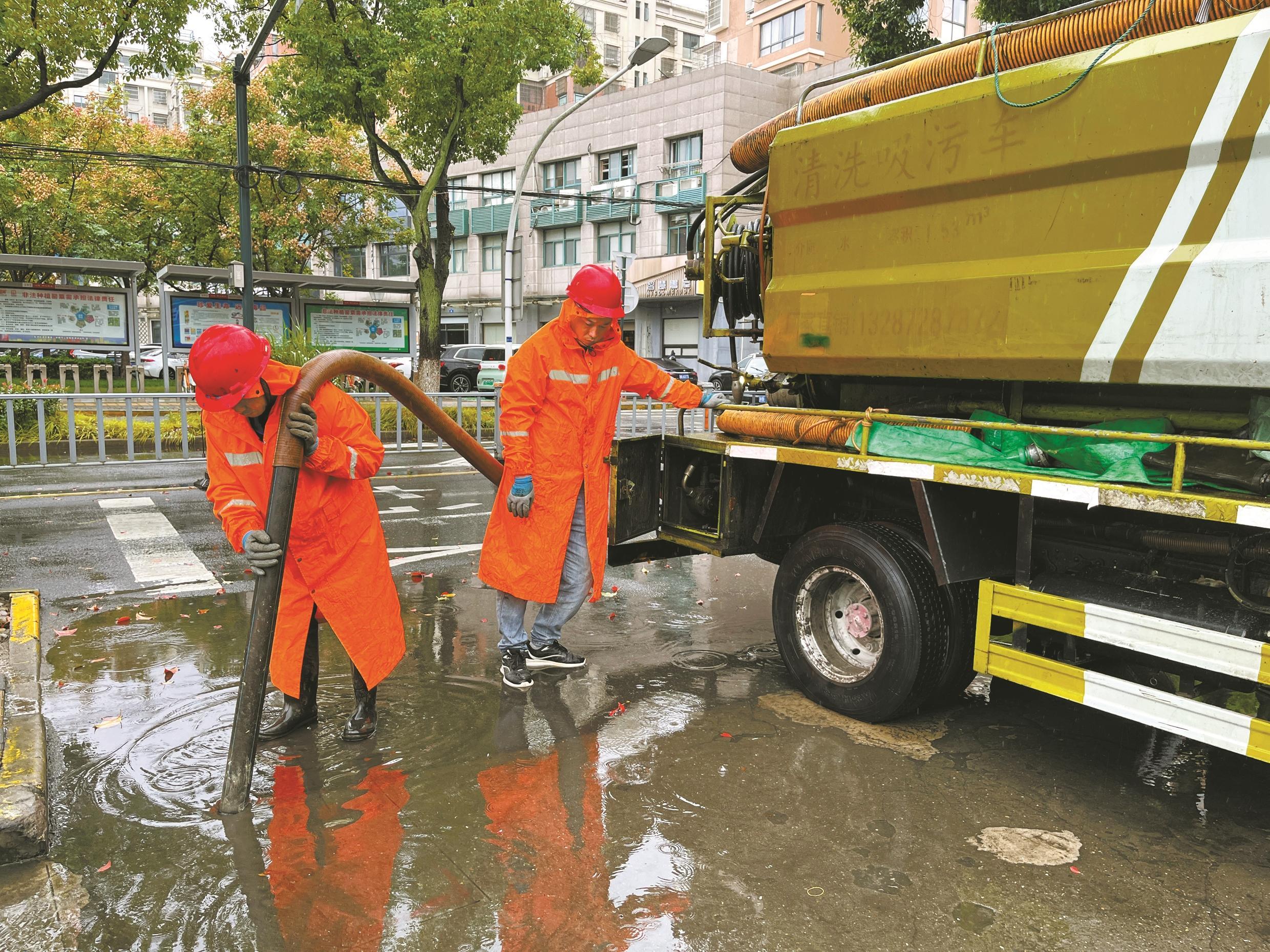 风雨巡城 排水人守护姚城通畅