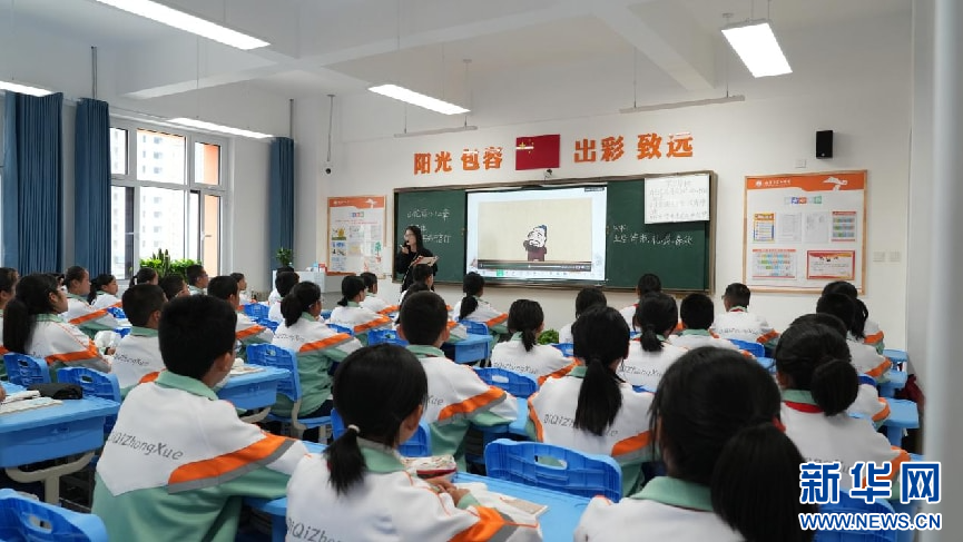 图为临夏七中的老师运用多媒体进行教学