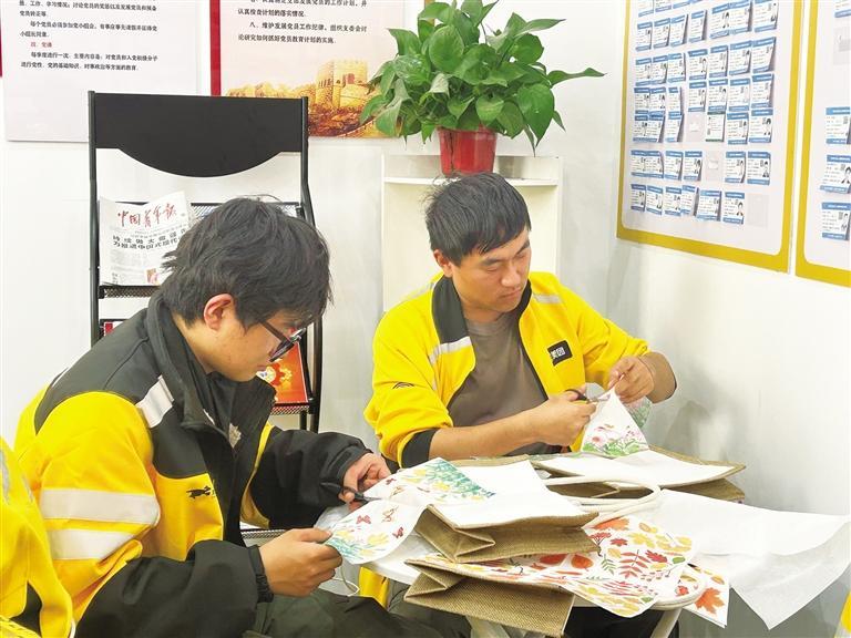 外卖骑手参与中秋节主题手工制作