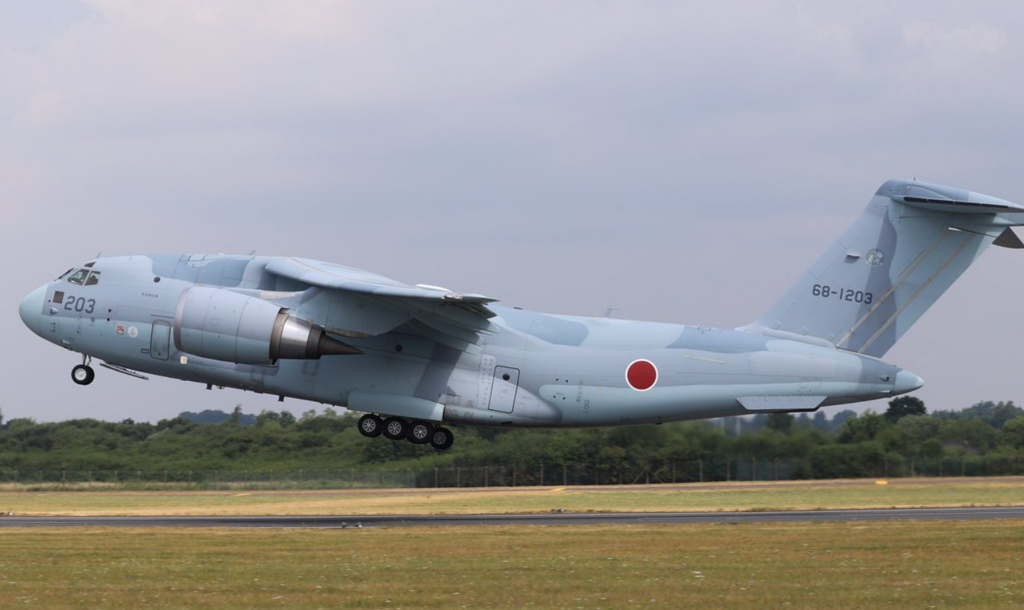 日本C-2运输机采用大量美国技术，被一些人视作C-5的双发版本，但运输能力相比后者暴跌了72%。