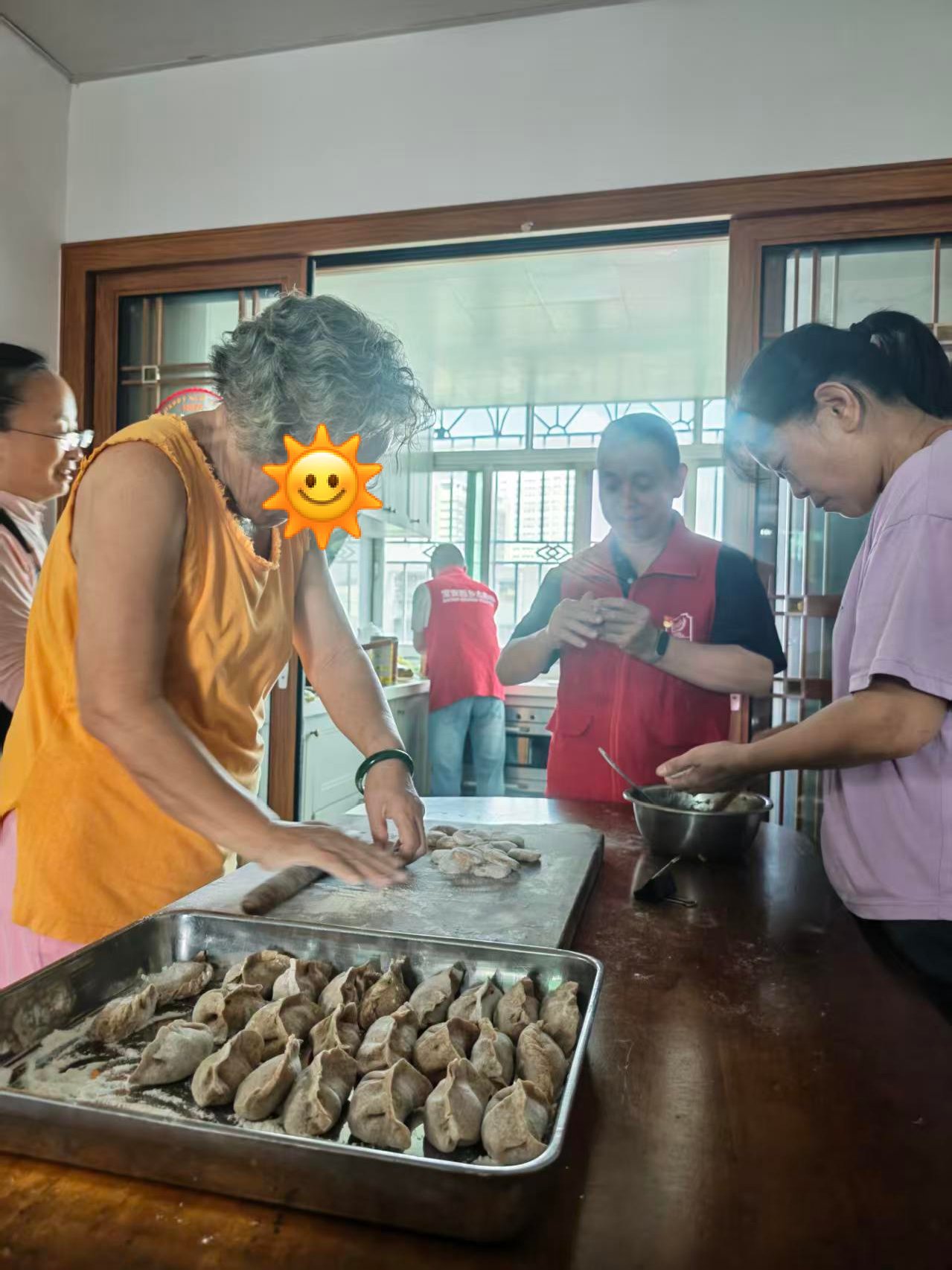 志愿者入户帮助老人清理卫生(左),陪老人一起包饺子(右)。