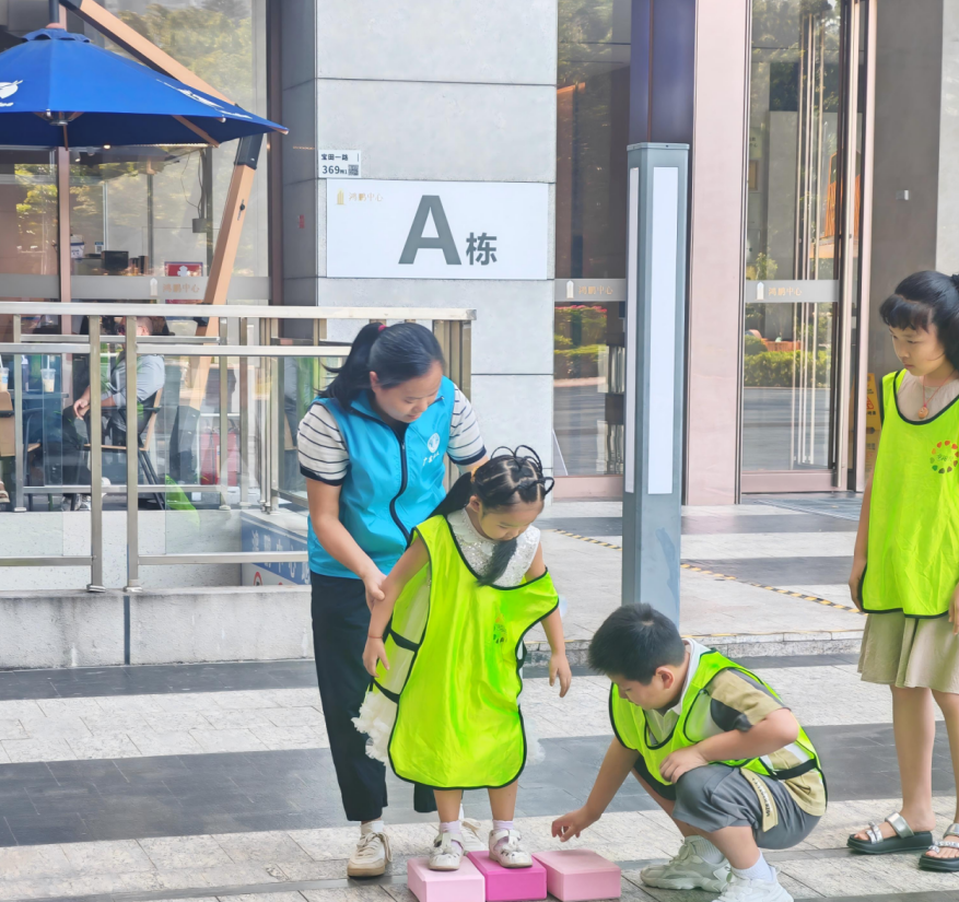 图三:步步稳行,少年挑战摸石过河项目