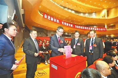10月29日下午，市人大代表在市七届人大一次会议第三次全体会议上投下神圣一票。
