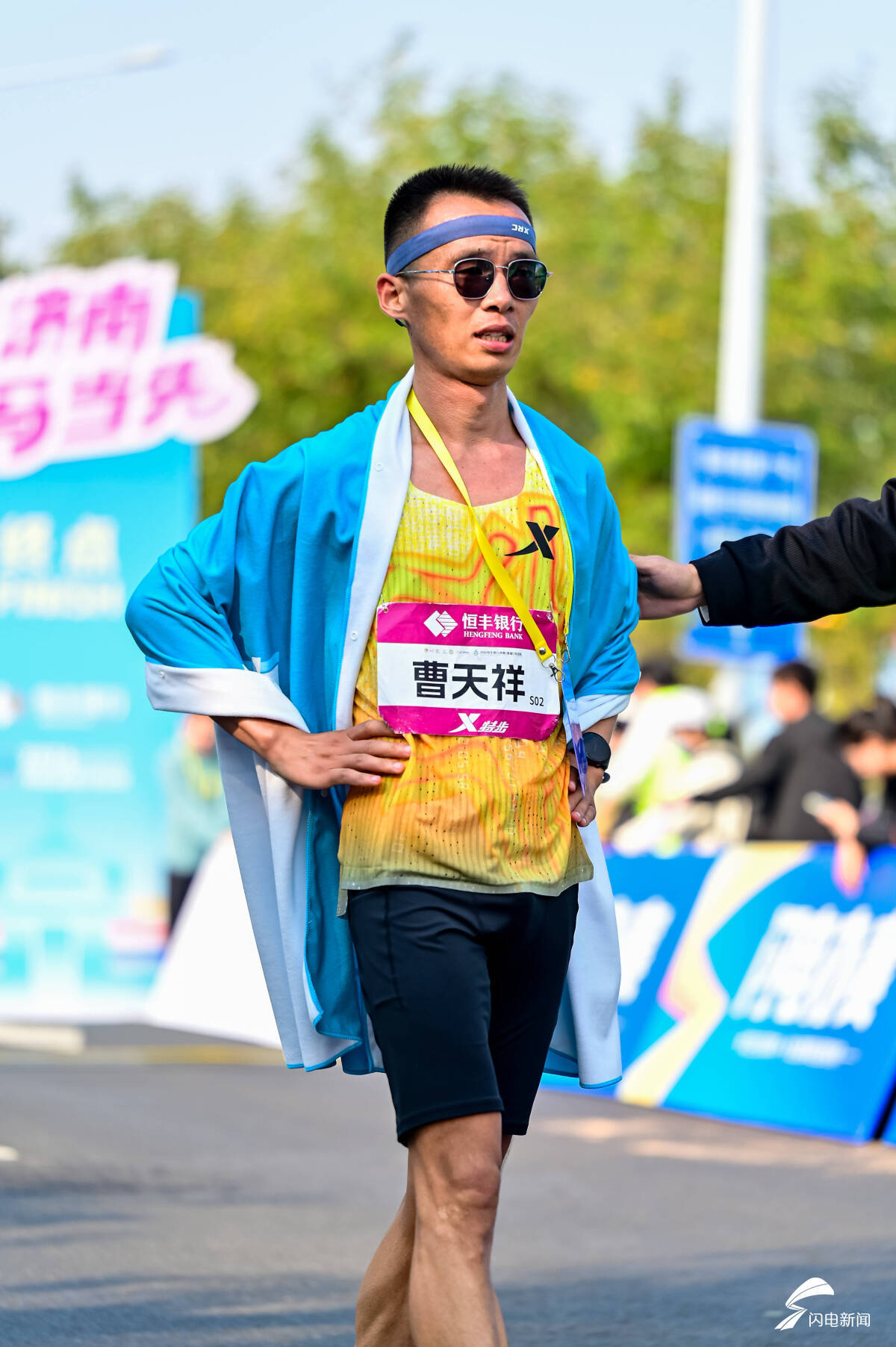 图为全马男子季军曹天祥完赛后的瞬间