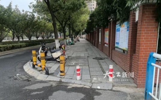相关防撞柱已被拆除（九江经开区综合执法局供图）