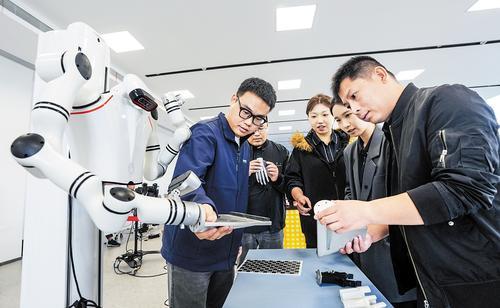 10月14日，雄安人工智能实训基地，技术人员正在进行机器人实训教学。