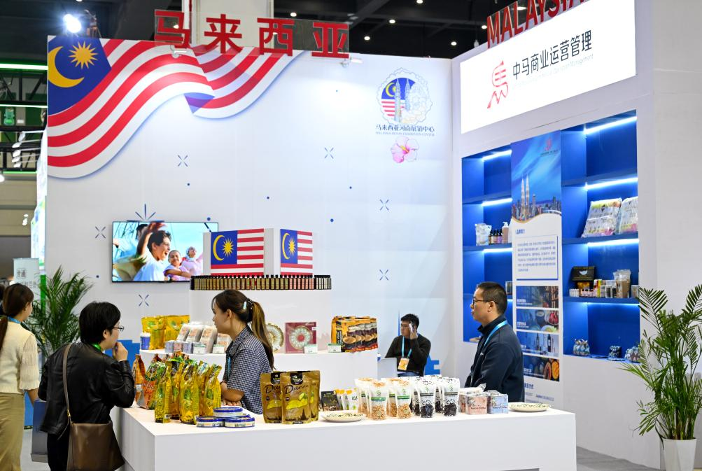 2025年10月13日,观众在2025中国(河南)—东盟粮农合作发展大会展区参观。新华社记者郝源 摄