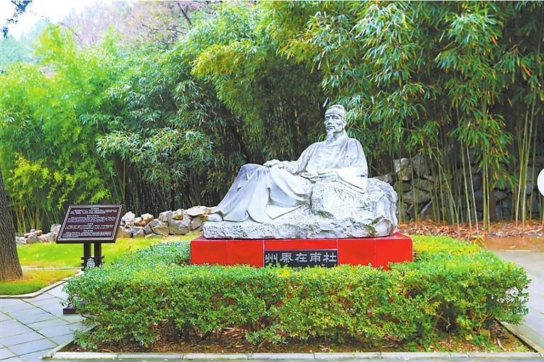 天水南郭寺内的杜甫塑像
