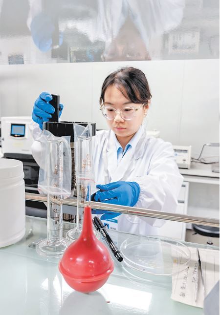 10月15日,燕赵绿色化工实验室的科研人员在做实验。本报记者 魏雨摄