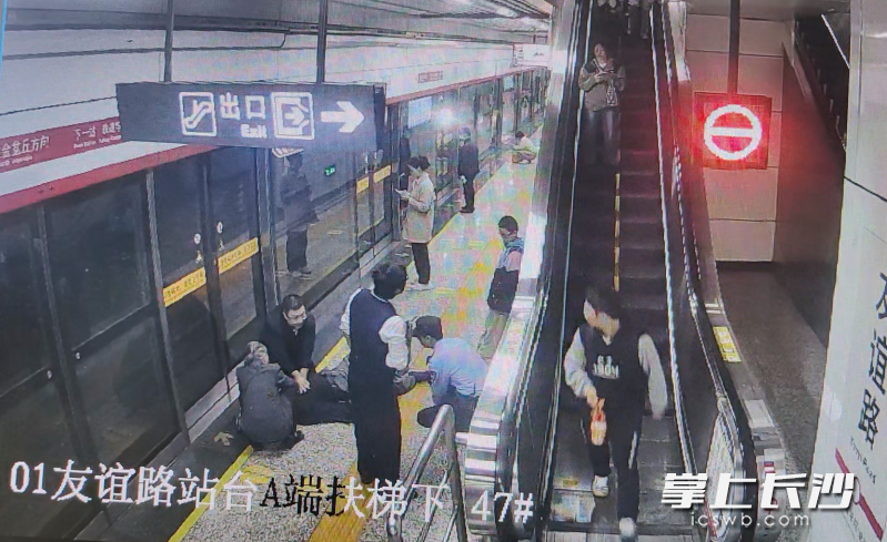 现场人员在进行紧急施救。