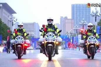 驰骋马拉松，警护宝马安