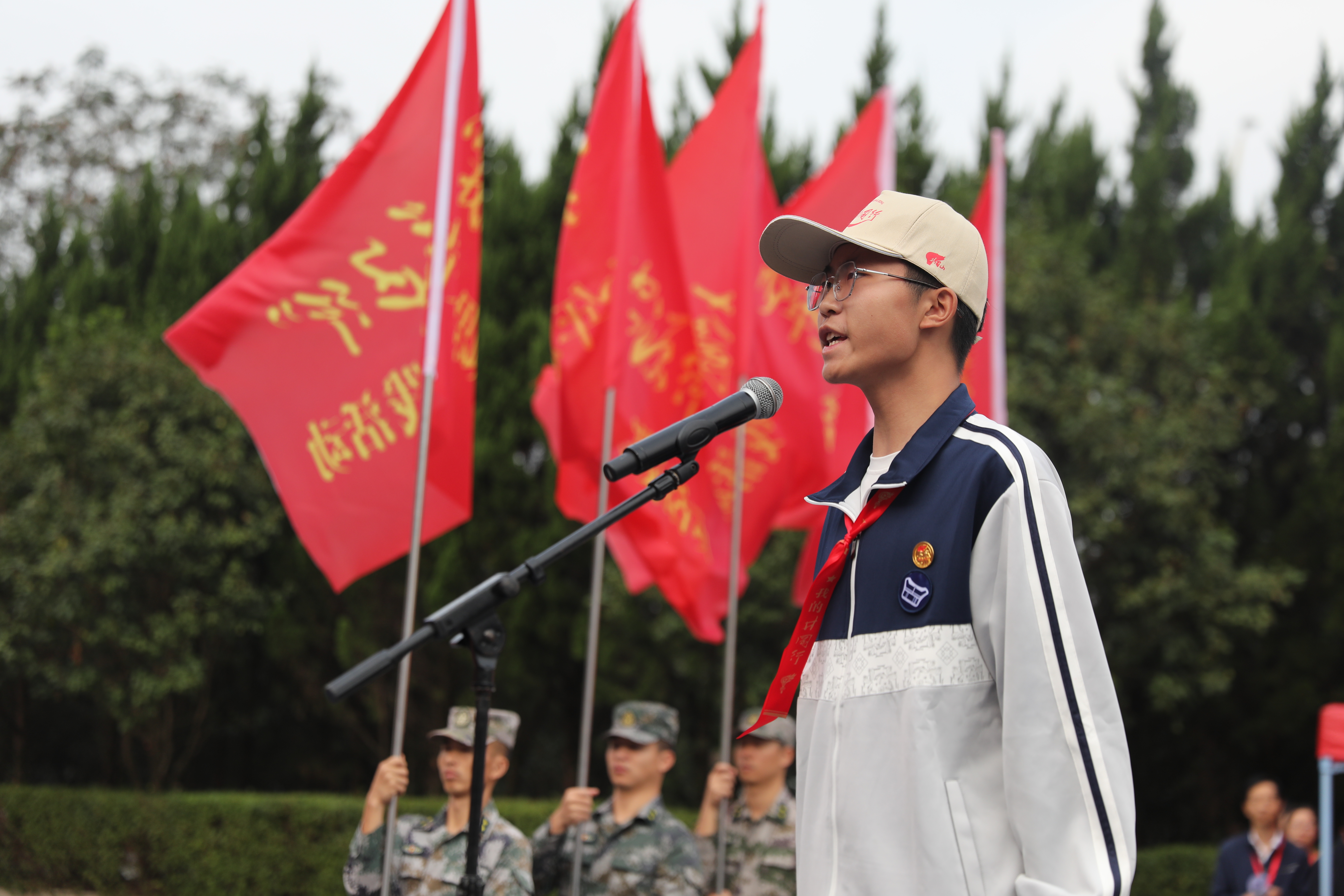 学生代表领诵《水调歌头·重上井冈山》