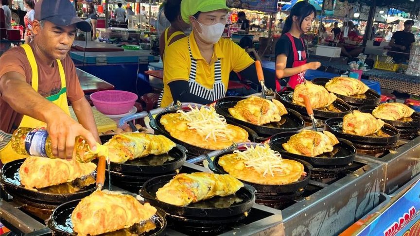 泰国市场最受欢迎的海鲜煎蛋卷，每天卖光500份