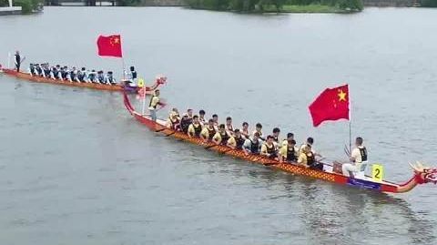 【#浙江鉴湖龙舟盛会激活柯桥文旅#】近日，浙江。柯桥鉴湖江面上龙舟竞
