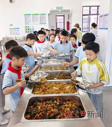 在学校用餐的孩子排队有序地打菜打饭。