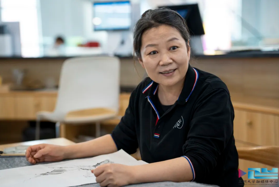 袁宇宏正在接受采访