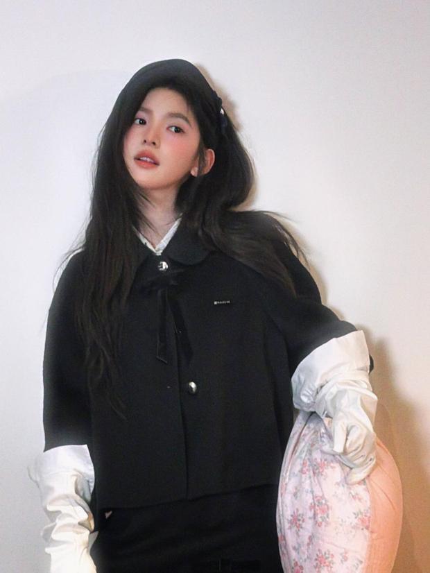 章若楠化身千禧少女慵懒大方