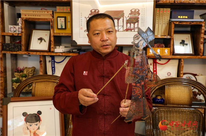 张治文展示传统皮影