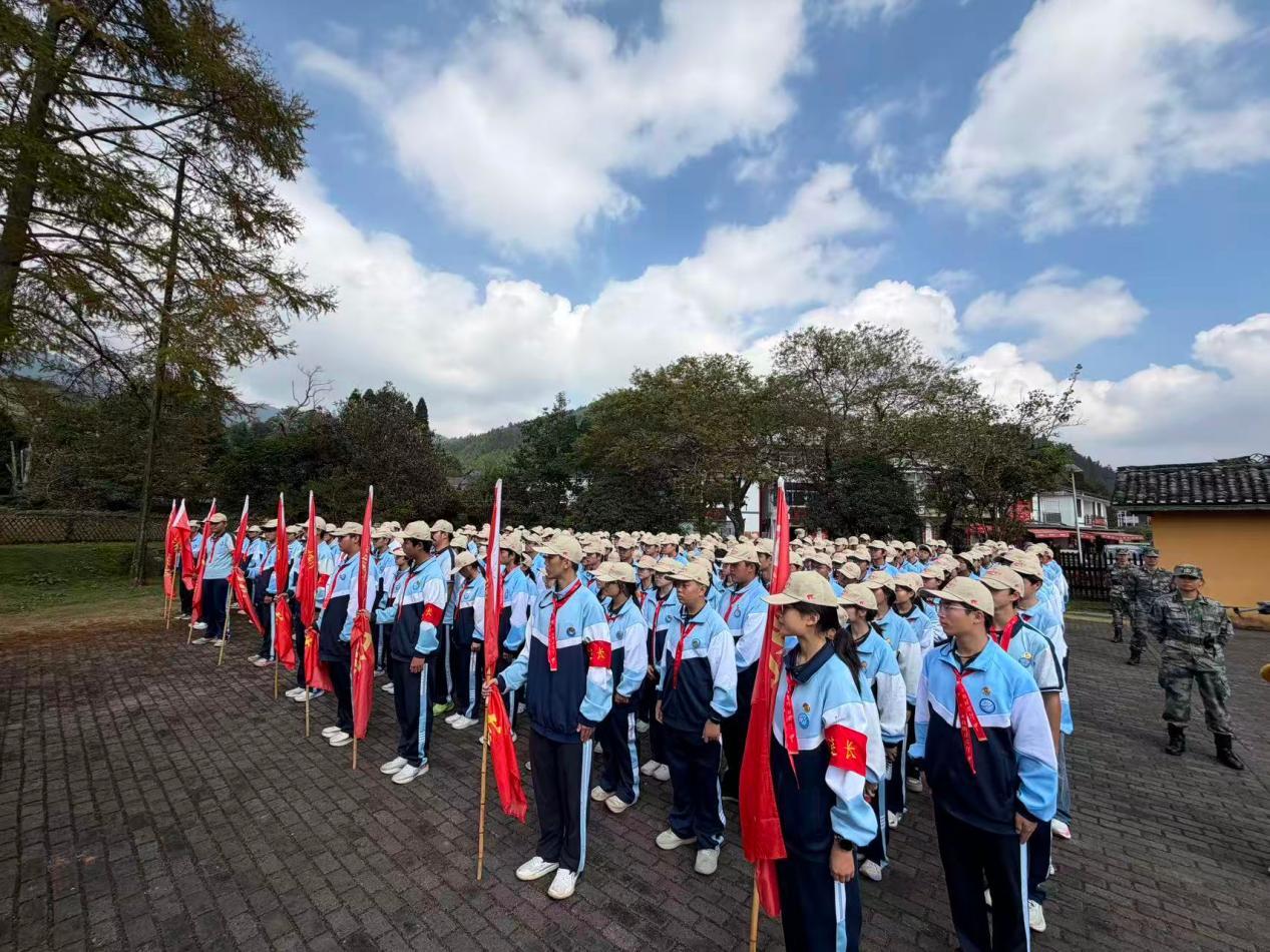 师生队伍在大井毛泽东故居聆听思政课《勤学上进》