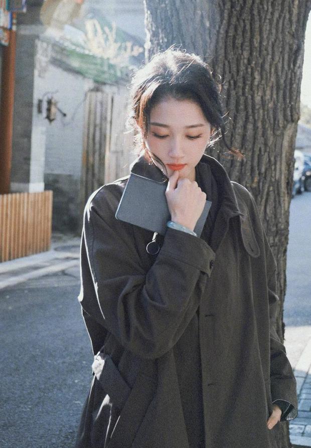 关晓彤秋日胡同美照气质温柔