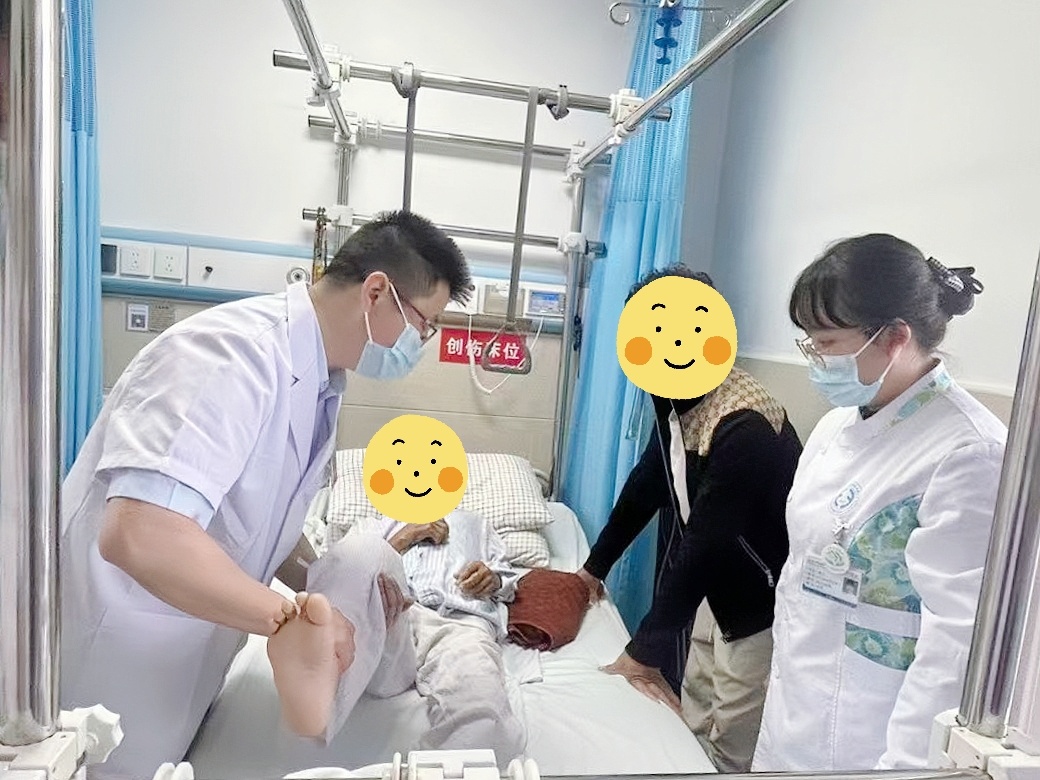 陈科明和谢小兰正在协助患者做康复训练