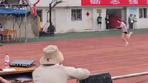 高校运动会女生跌倒爬起后夺冠 摔倒再爬起,她还是第一名!高校运动会女