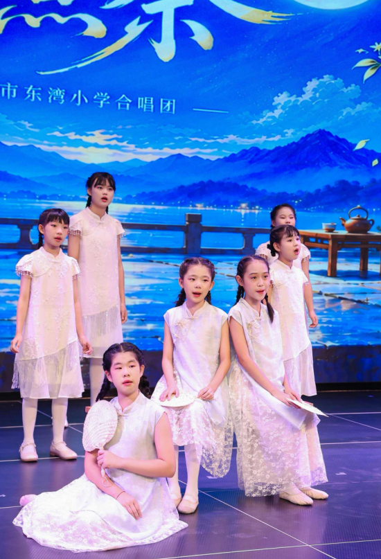 东湾小学合唱节目《月下煮茶》