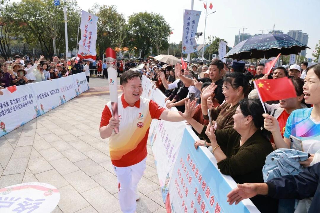 最后一棒火炬手由省劳模、优秀企业家赖长萍担任。他跑进奥体中心，点燃终点火种盆，圆满收官本次传递。他表示，将把省运拼搏精神融入企业创新发展，助力经开区产业提质升级。