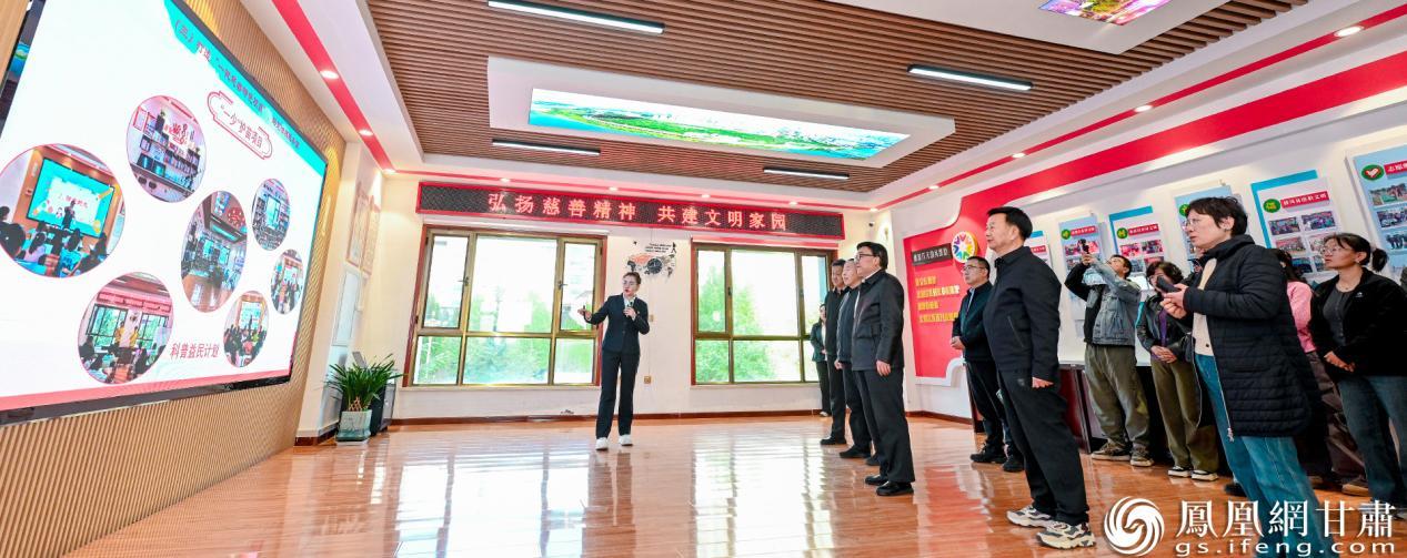 学员参观甘肃省临夏州永靖县刘家峡镇新西社区，了解社区慈善的经验做法。