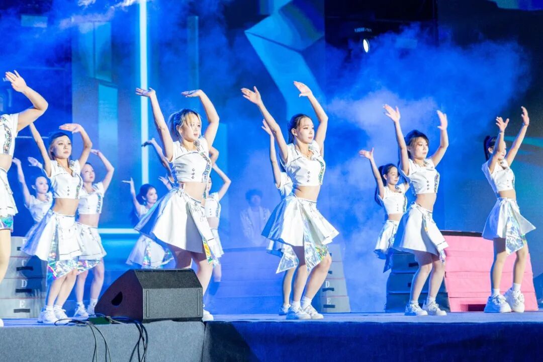 热爱点燃秋夜!西安欧亚学院迎新晚会Show出精彩
