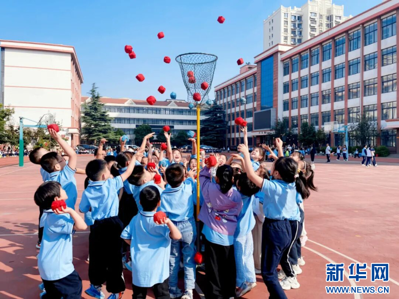 济南市东河小学学生们玩欢乐投沙包游戏。新华网发