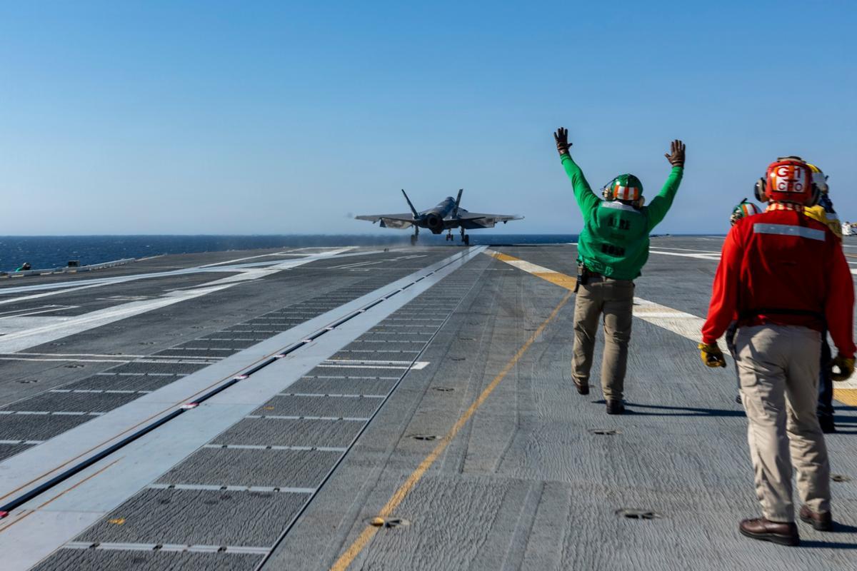 【F-35C首次在肯尼迪号航母上电磁弹射起飞】