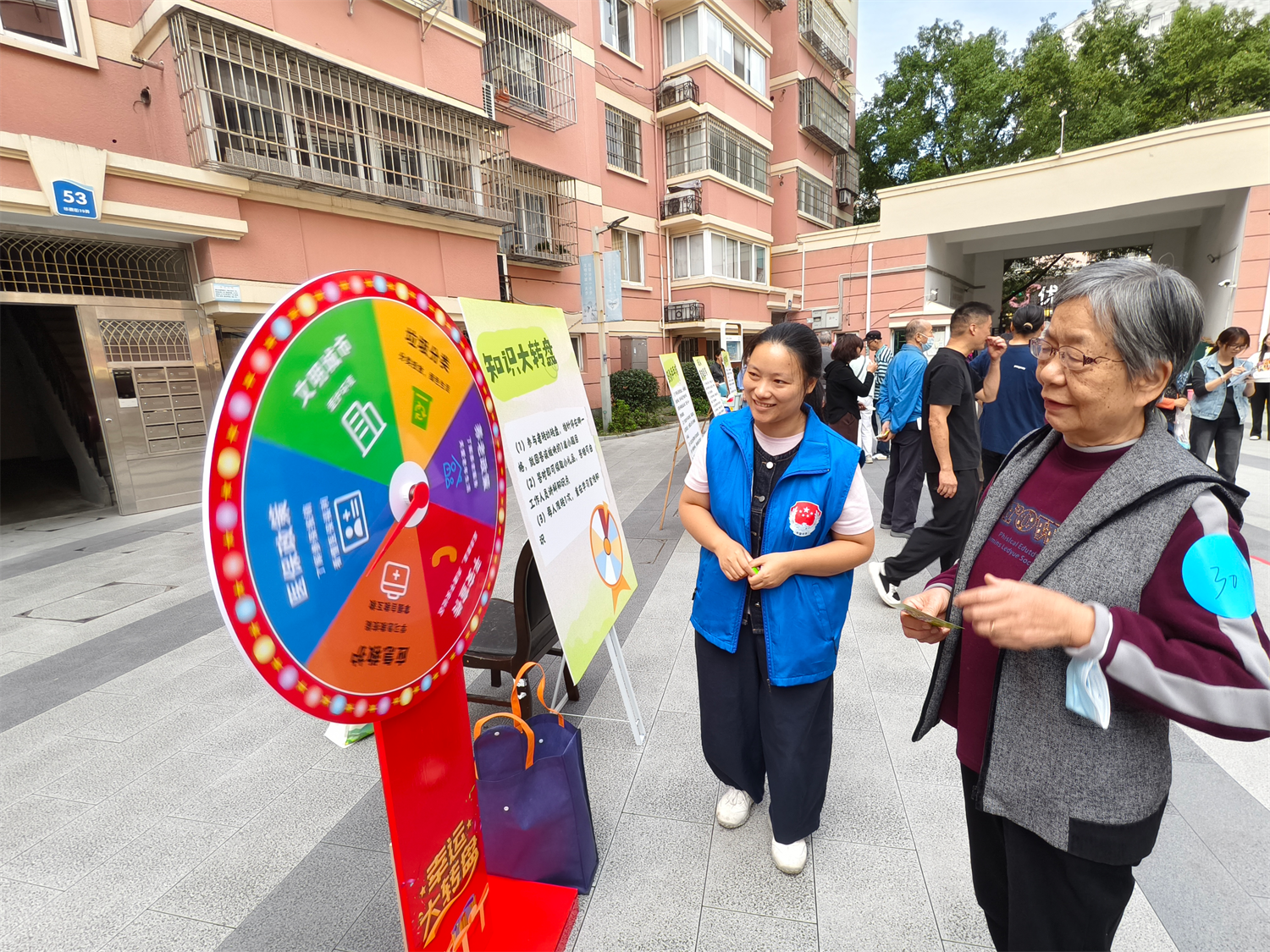 边玩边学,社区把垃圾分类嵌进老龄趣味运动会