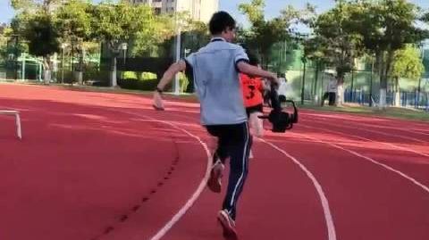 #校运会上奔跑的稳定器太夯了#【厉害~#校运会摄像师防抖全靠臂力#】