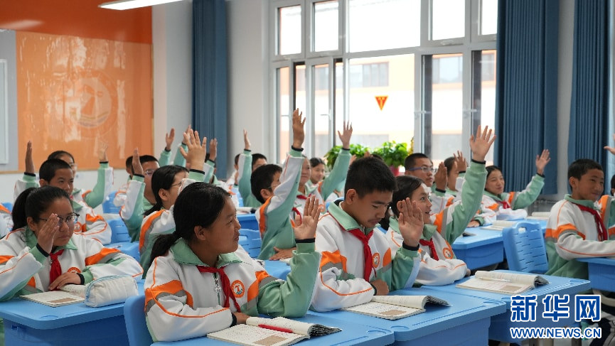 图为临夏七中的同学们在课堂上踊跃发言