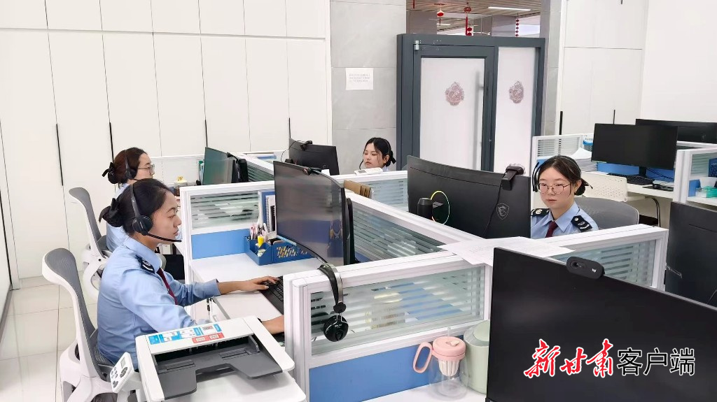 工作人员依托征纳互动平台，线上精准答疑，解决涉税疑难问题。