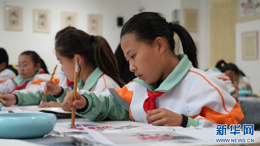 图为临夏七中的同学们在书法绘画课上练习国画