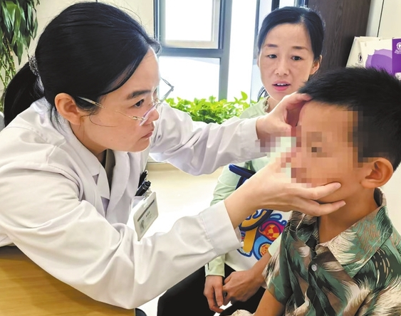 妈妈陪小轩做检查。