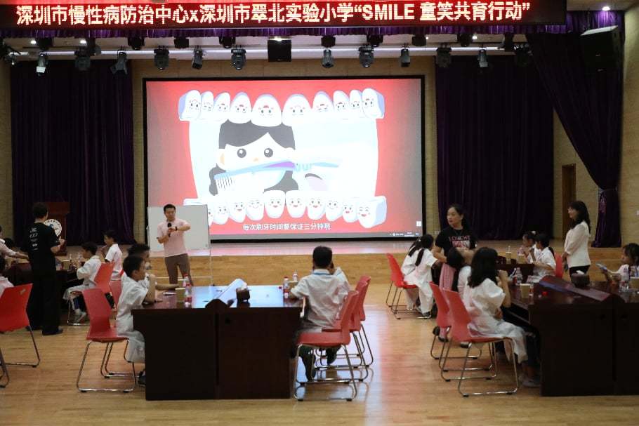 医生开展刷牙健康课堂