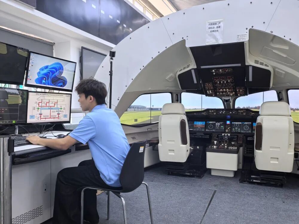济南职业学院学生在校内航空装备训练中心的飞机模拟驾驶舱里实训。新华社记者张力元 摄