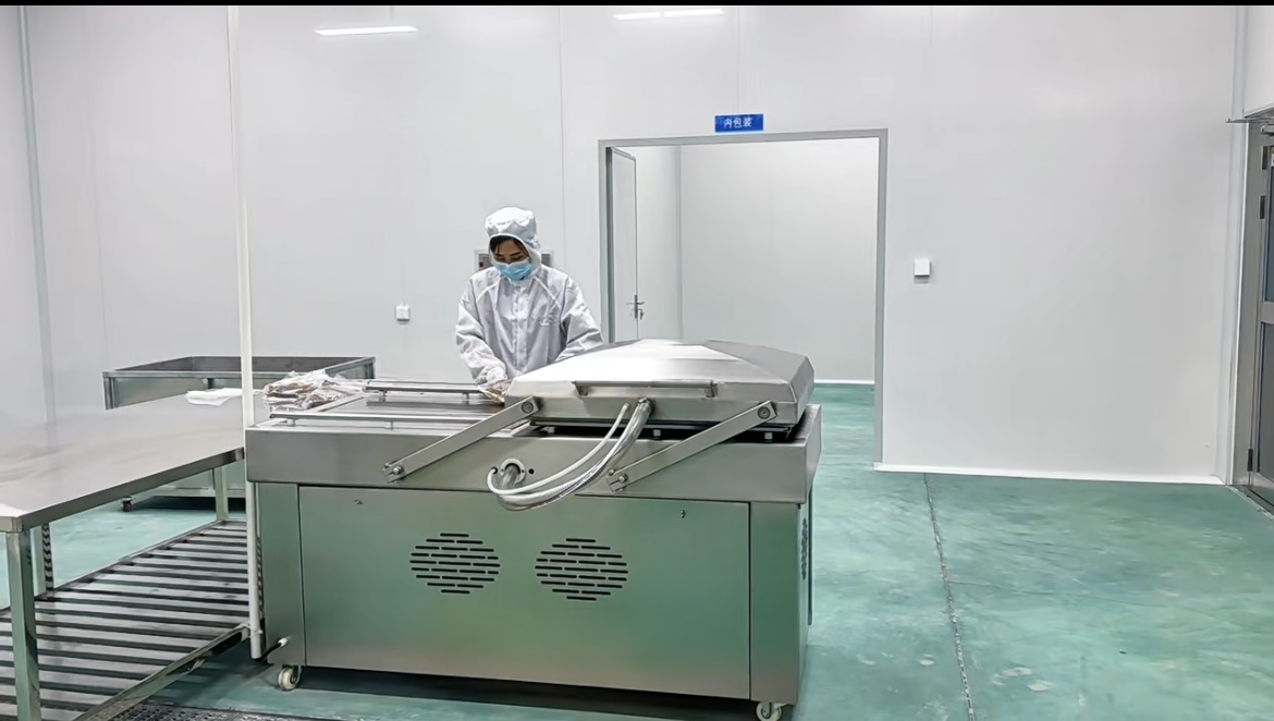 灵台县上良镇平凉红牛精深加工车间内的工人正在真空包装切割好的牛肉