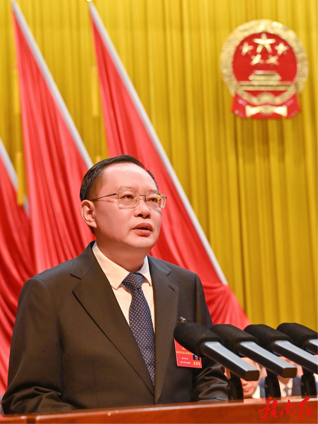 市长漆海云作政府工作报告。记者伍煜 摄
