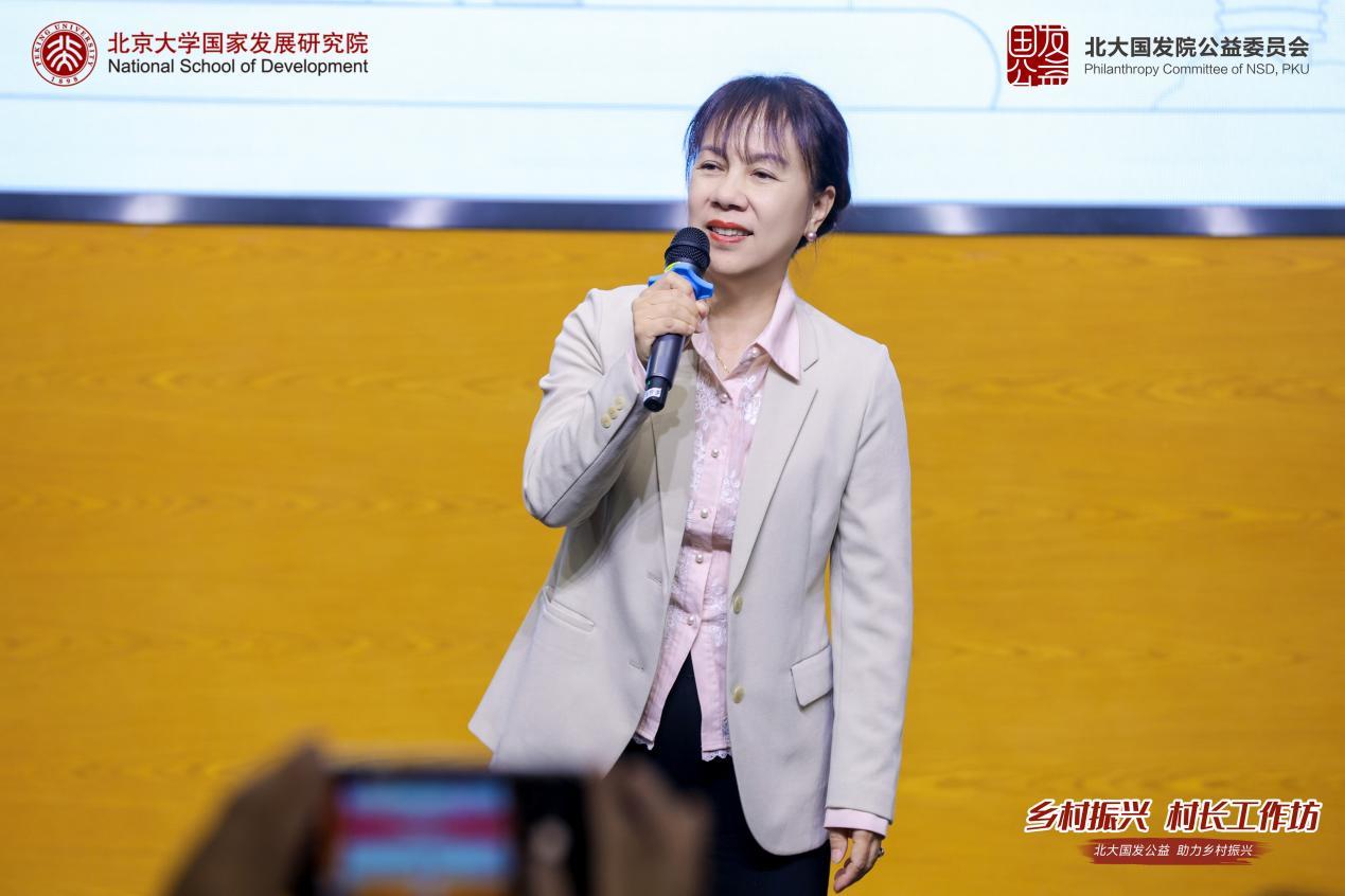 图注:北大国发院党委书记雷晓燕教授在五期学员毕业仪式上讲话