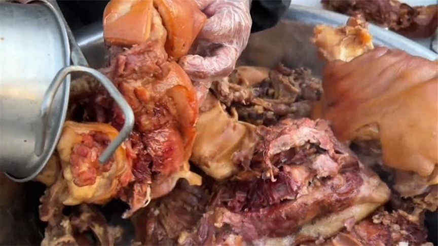 农村老汉卖卤味很齐活，冷肉15一斤，买热肉赠一舀子汤，服务到位