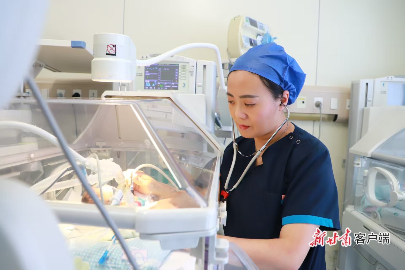 甘肃省妇幼保健院（甘肃省中心医院）新生儿重症监护中心主任石静云悉心照护患儿