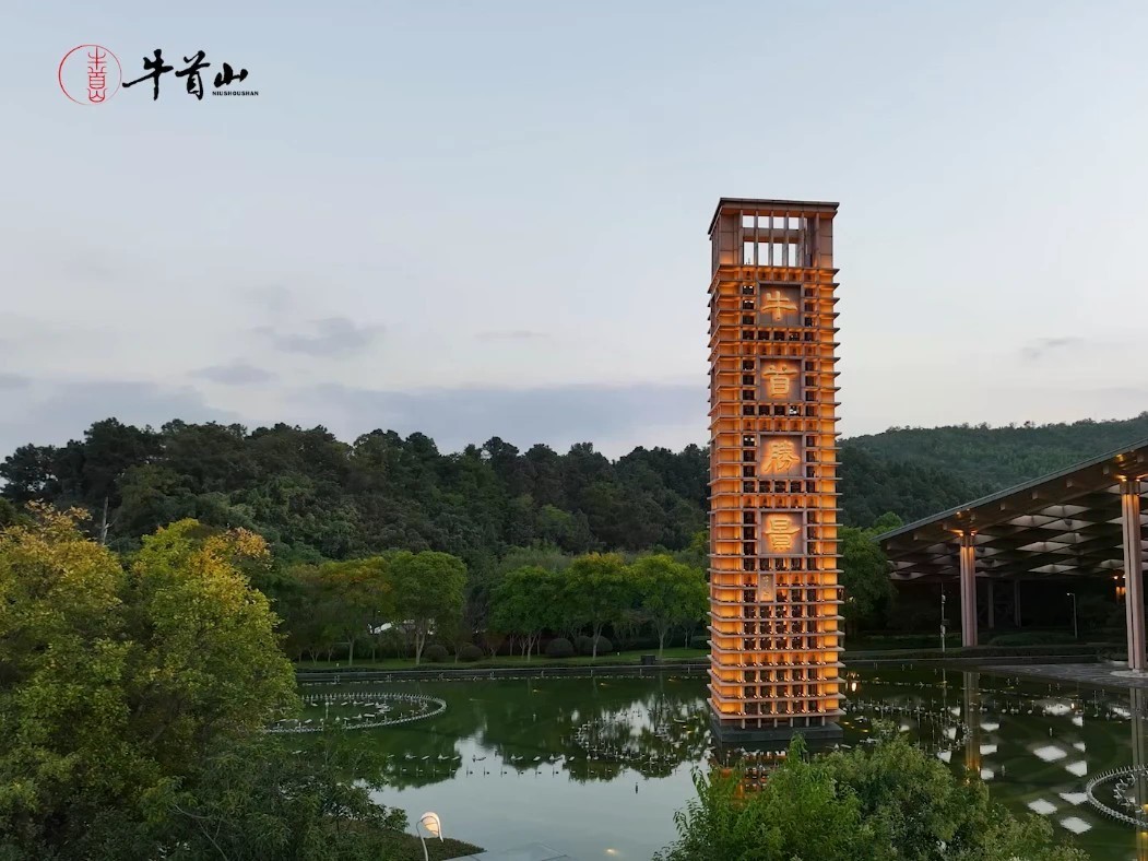 10月24日至25日，「牛首山×敦煌」文化周“大国工匠进牛首”特别活动连开两场。敦煌研究院研究馆员、2025年“大国工匠年度人物”樊再轩，带着四十余年在莫高窟的尘与光，把“守护”两个字，亲手递到了南京