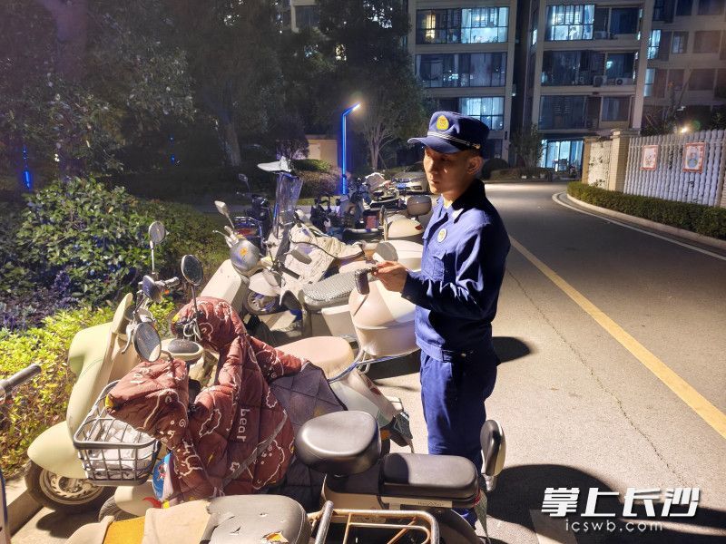 天心消防夜查电动自行车。 长沙晚报通讯员 余娜娜 摄
