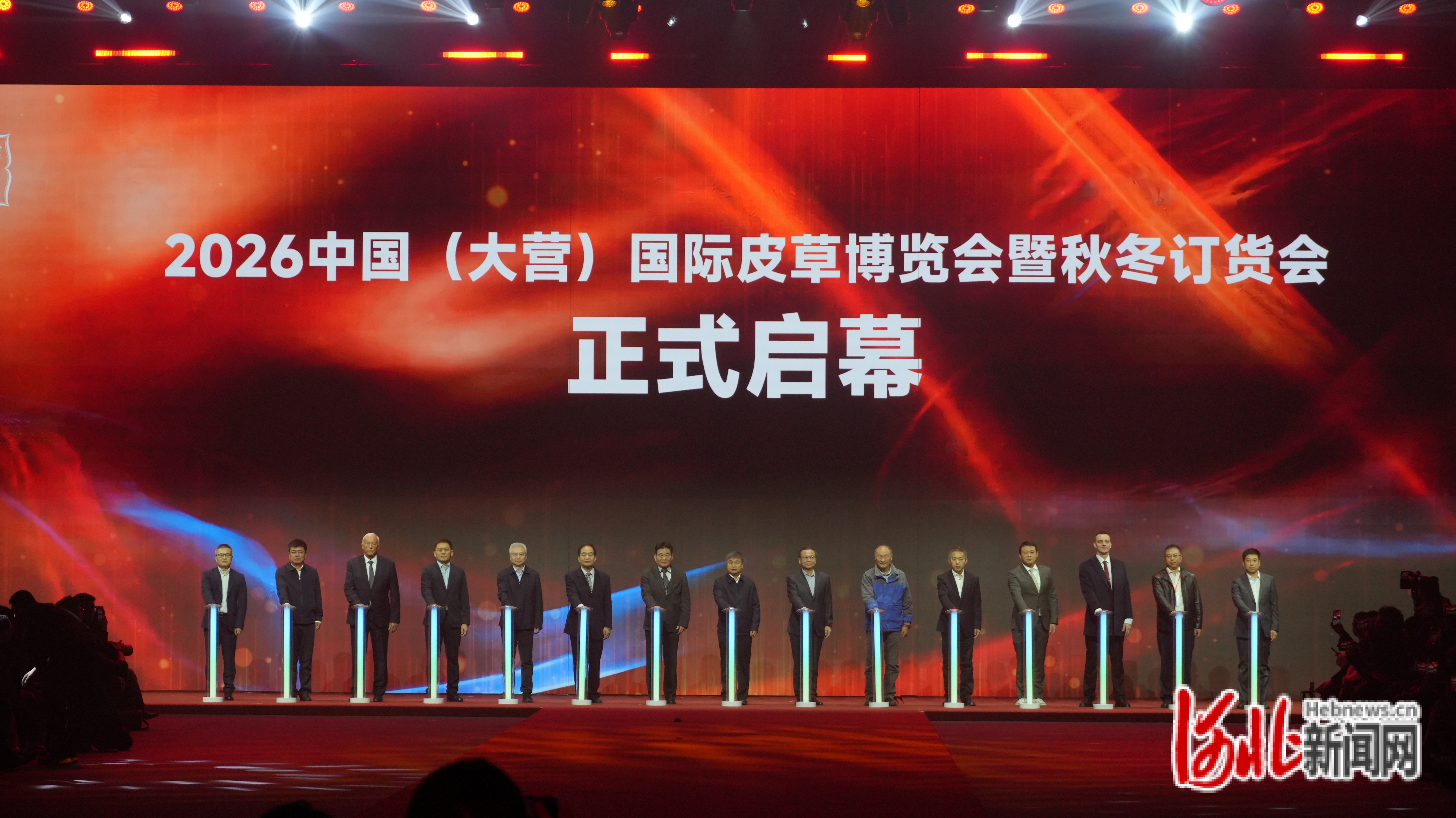 图为2026中国(大营)国际皮草博览会暨秋冬订货会开幕式现场。贾献义摄