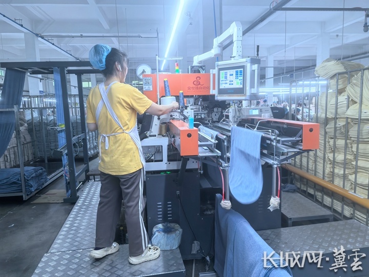 保定图强纺织股份有限公司引进自动横缝机等先进设备，大大提高了毛巾等纺织品的生产效率。长城网&middot;冀云客户记者 吴新光 摄