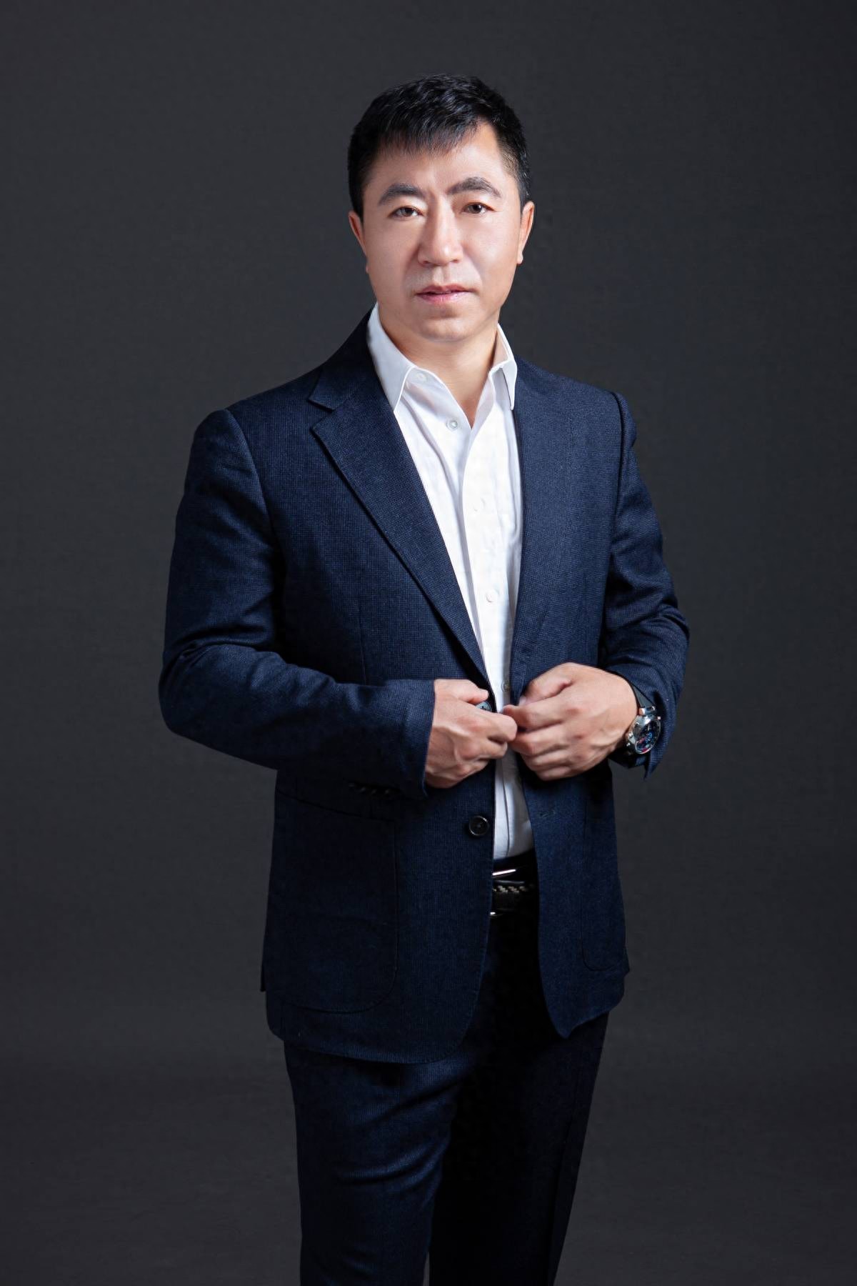 杨育沣带领团队研制出非药物疗法——循经治疗与循经调理机器人